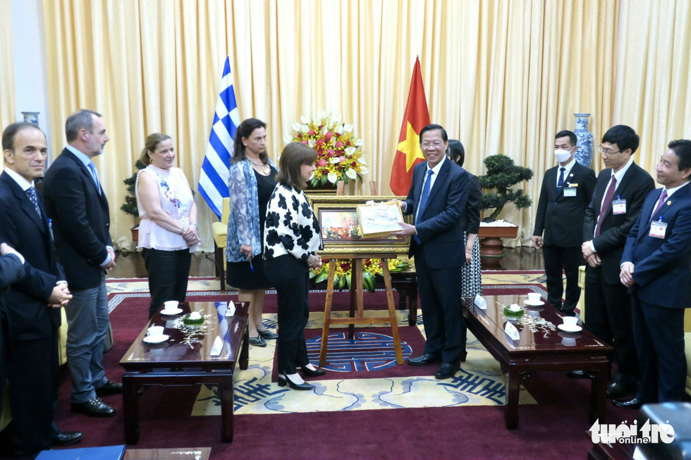 Tổng thống Hy Lạp dâng hoa tượng đài Chủ tịch Hồ Chí Minh, gặp lãnh đạo UBND TP.HCM - Ảnh 5.