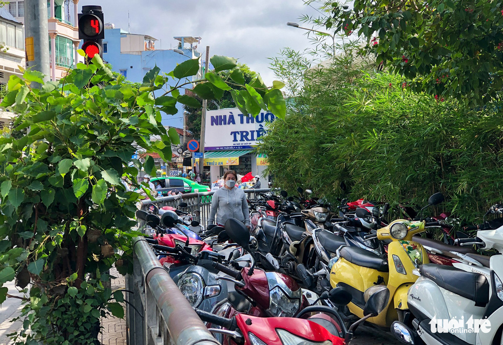 Vỉa hè bị chiếm dụng, không có lối đi bộ, bệnh nhân phải đi xuống lòng đường - Ảnh 4.