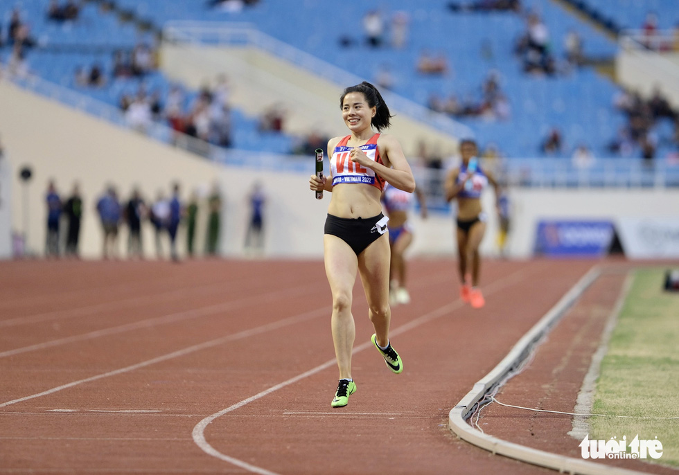 Nguyễn Thị Huyền ôm con gái sau khi đạt mốc 10 huy chương vàng SEA Games - Ảnh 2.