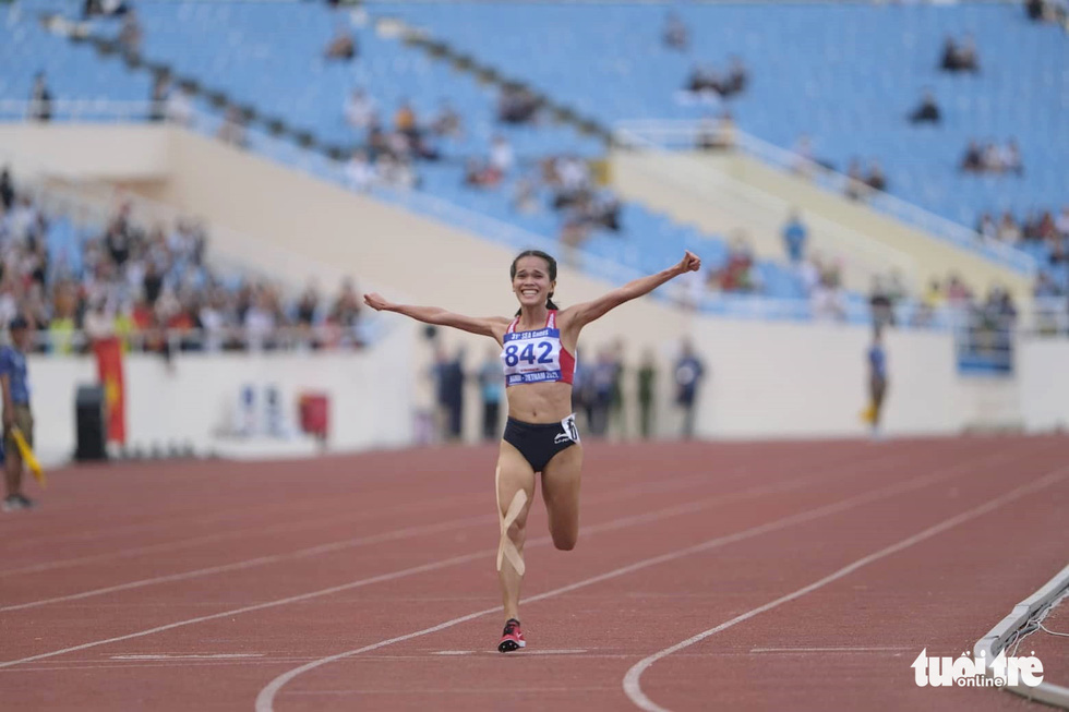 Nguyễn Thị Huyền ôm con gái sau khi đạt mốc 10 huy chương vàng SEA Games - Ảnh 8.