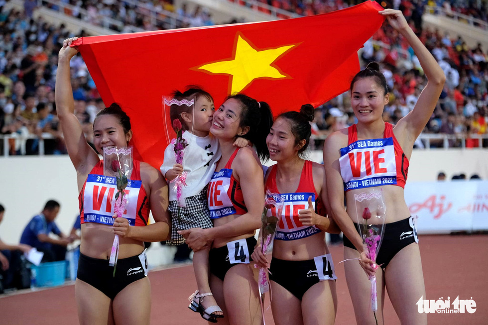 Nguyễn Thị Huyền ôm con gái sau khi đạt mốc 10 huy chương vàng SEA Games - Ảnh 5.