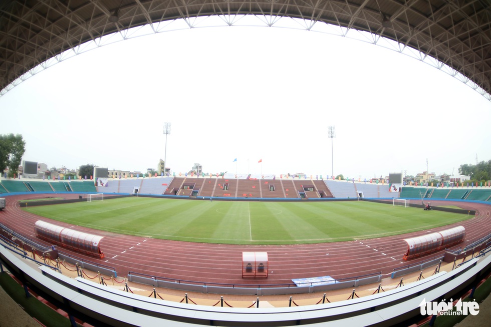 Ngắm sân Việt Trì đẹp như nhung trước trận bán kết U23 Việt Nam - U23 Malaysia - Ảnh 2. Ngắm sân Việt Trì đẹp như nhung trước trận bán kết U23 Việt Nam - U23 Malaysia - Ảnh 2.