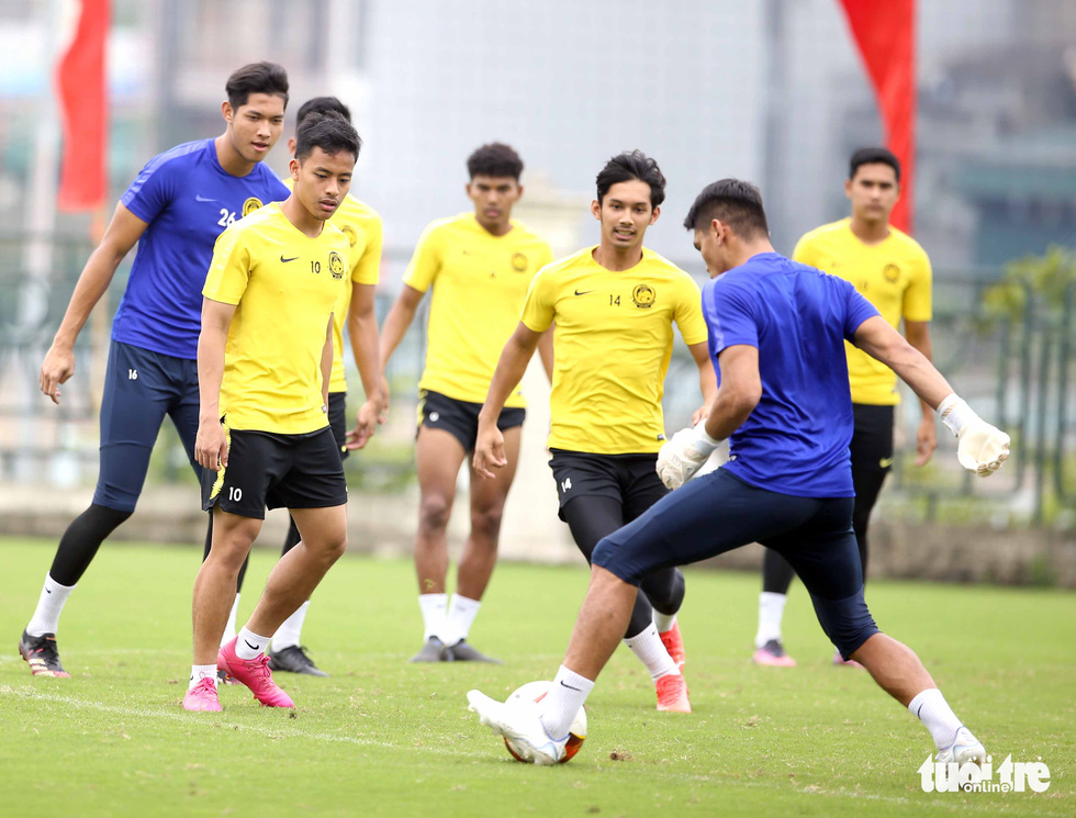 Ngôi sao đang thi đấu ở Bỉ của U23 Malaysia nổi bật trên sân tập - Ảnh 2.