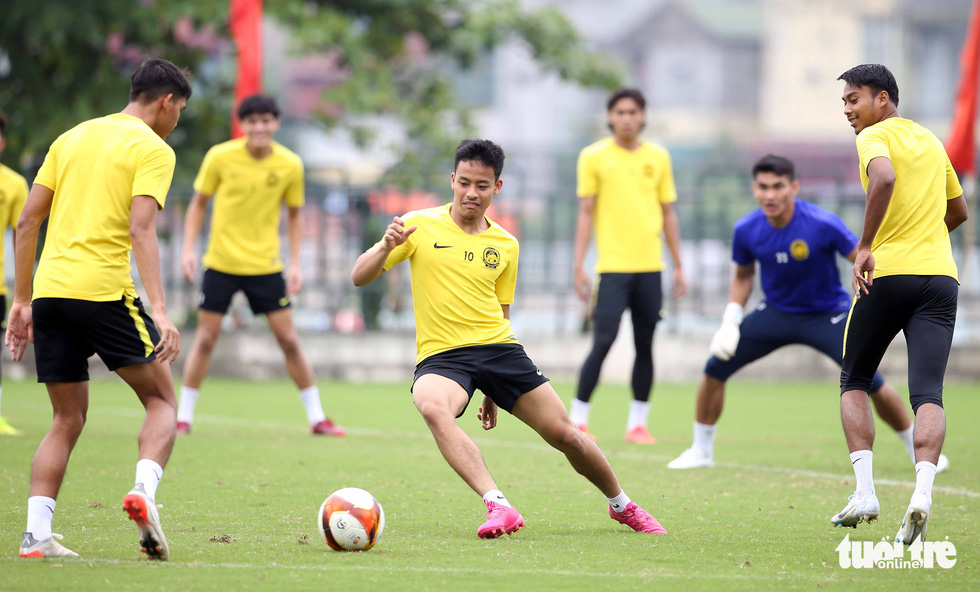 Ngôi sao đang thi đấu ở Bỉ của U23 Malaysia nổi bật trên sân tập - Ảnh 1.