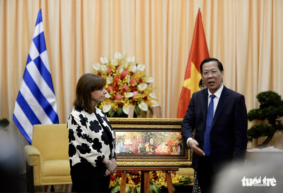 Tổng thống Hy Lạp dâng hoa tượng đài Chủ tịch Hồ Chí Minh, gặp lãnh đạo UBND TP.HCM - Ảnh 4.