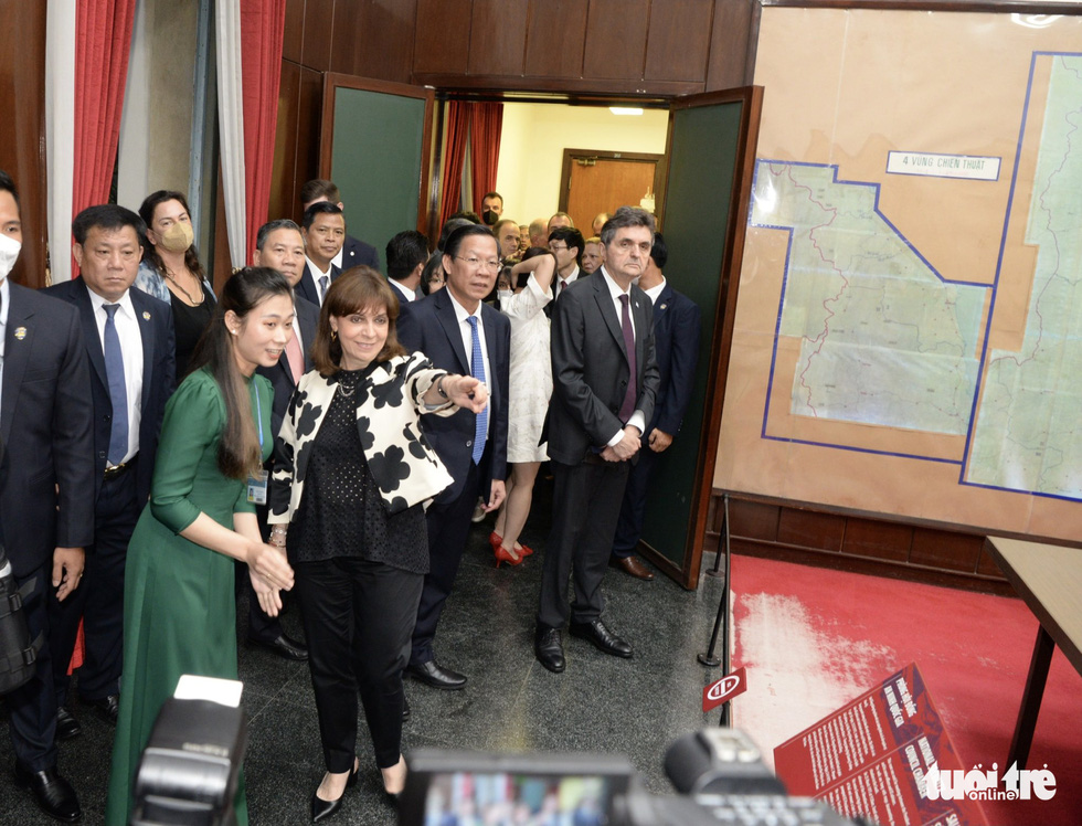 Tổng thống Hy Lạp dâng hoa tượng đài Chủ tịch Hồ Chí Minh, gặp lãnh đạo UBND TP.HCM - Ảnh 6.