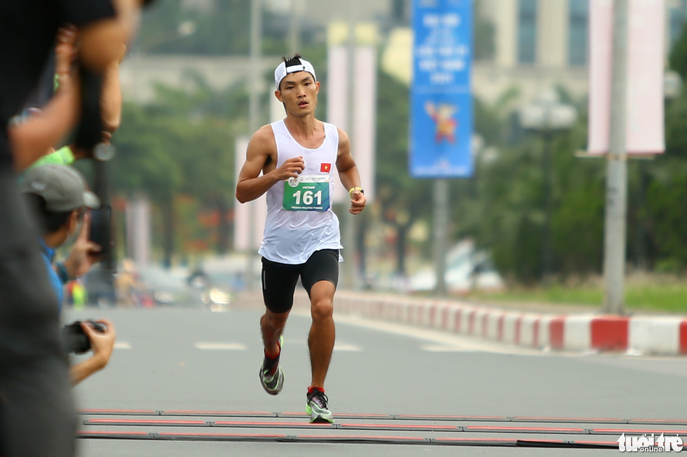 Cán đích 42,195km, Hoàng Nguyên Thanh giành tấm HCV lịch sử cho marathon Việt Nam - Ảnh 2.