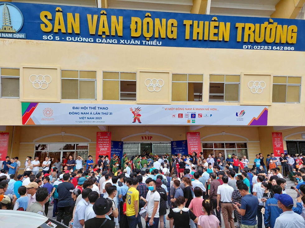 Hàng ngàn cổ động viên Nam Định xếp hàng 5 tiếng chờ trận U23 Thái Lan - U23 Indonesia - Ảnh 7.