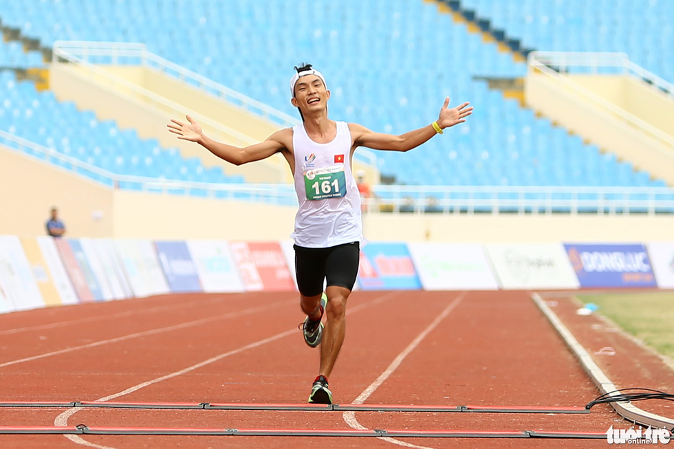 Cán đích 42,195km, Hoàng Nguyên Thanh giành tấm HCV lịch sử cho marathon Việt Nam - Ảnh 4.