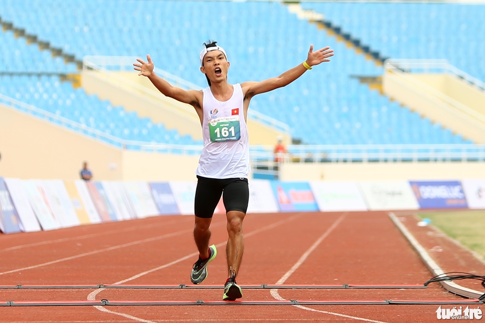 Cán đích 42,195km, Hoàng Nguyên Thanh giành tấm HCV lịch sử cho marathon Việt Nam - Ảnh 3. Cán đích 42,195km, Hoàng Nguyên Thanh giành tấm HCV lịch sử cho marathon Việt Nam - Ảnh 3.