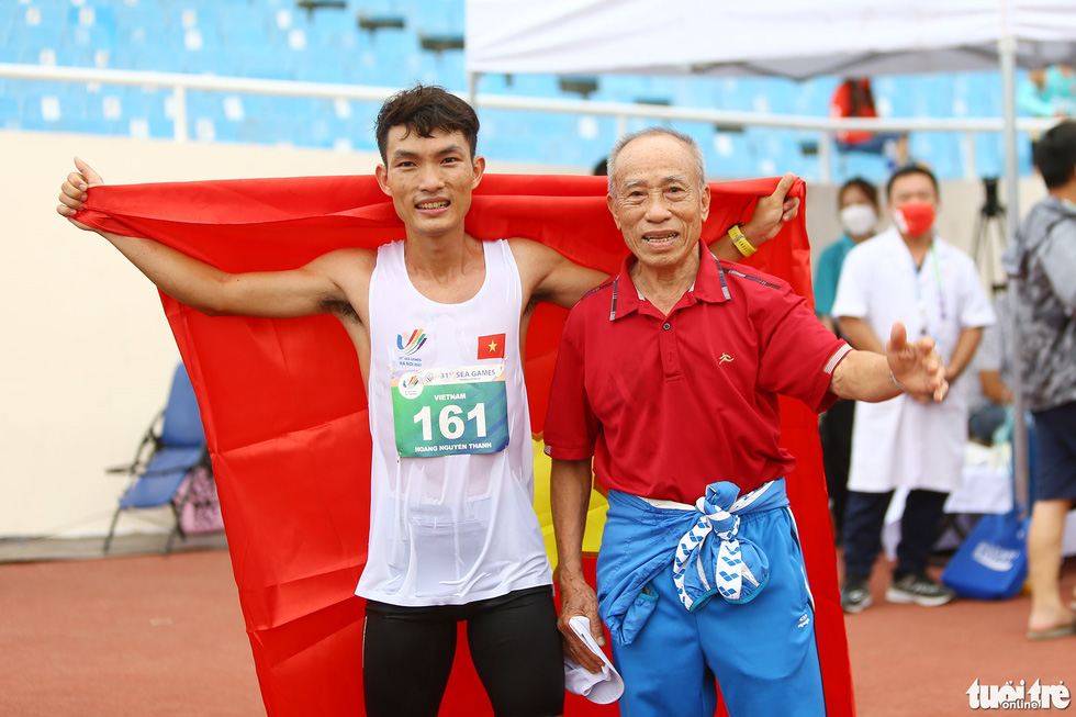 Cán đích 42,195km, Hoàng Nguyên Thanh giành tấm HCV lịch sử cho marathon Việt Nam - Ảnh 6.