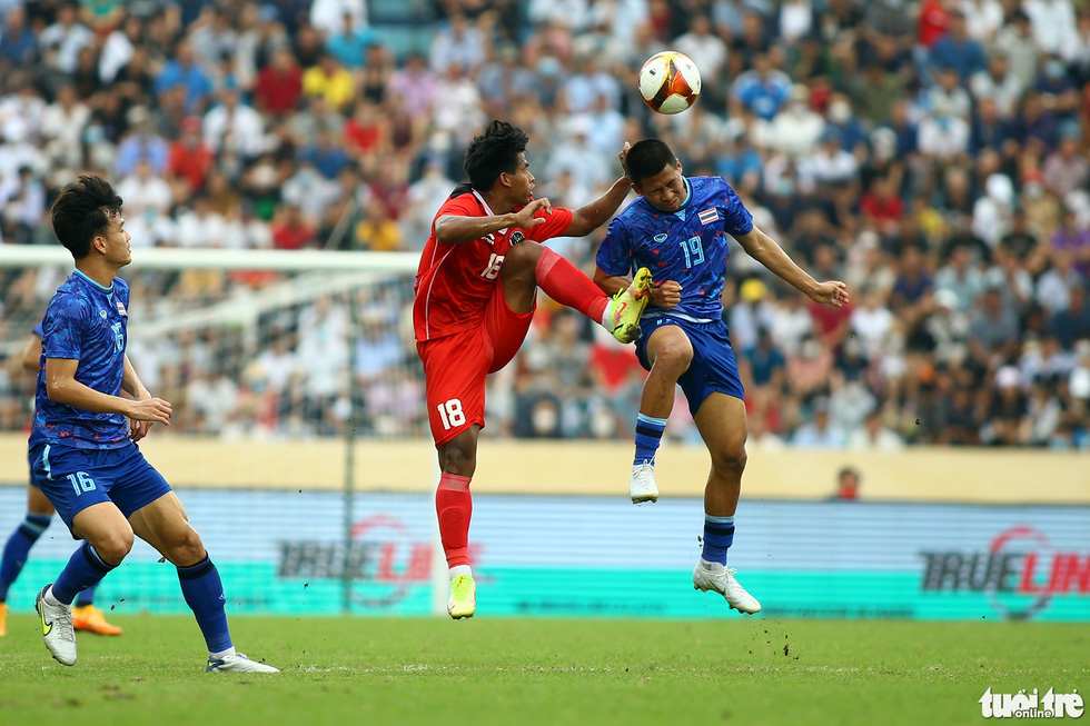 Cầu thủ U23 Indonesia túm cổ đối thủ ngay trước mắt trọng tài - Ảnh 1.