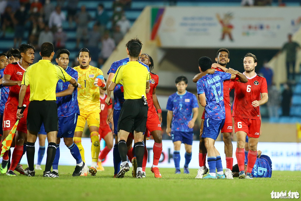 Cầu thủ U23 Indonesia túm cổ đối thủ ngay trước mắt trọng tài - Ảnh 4.