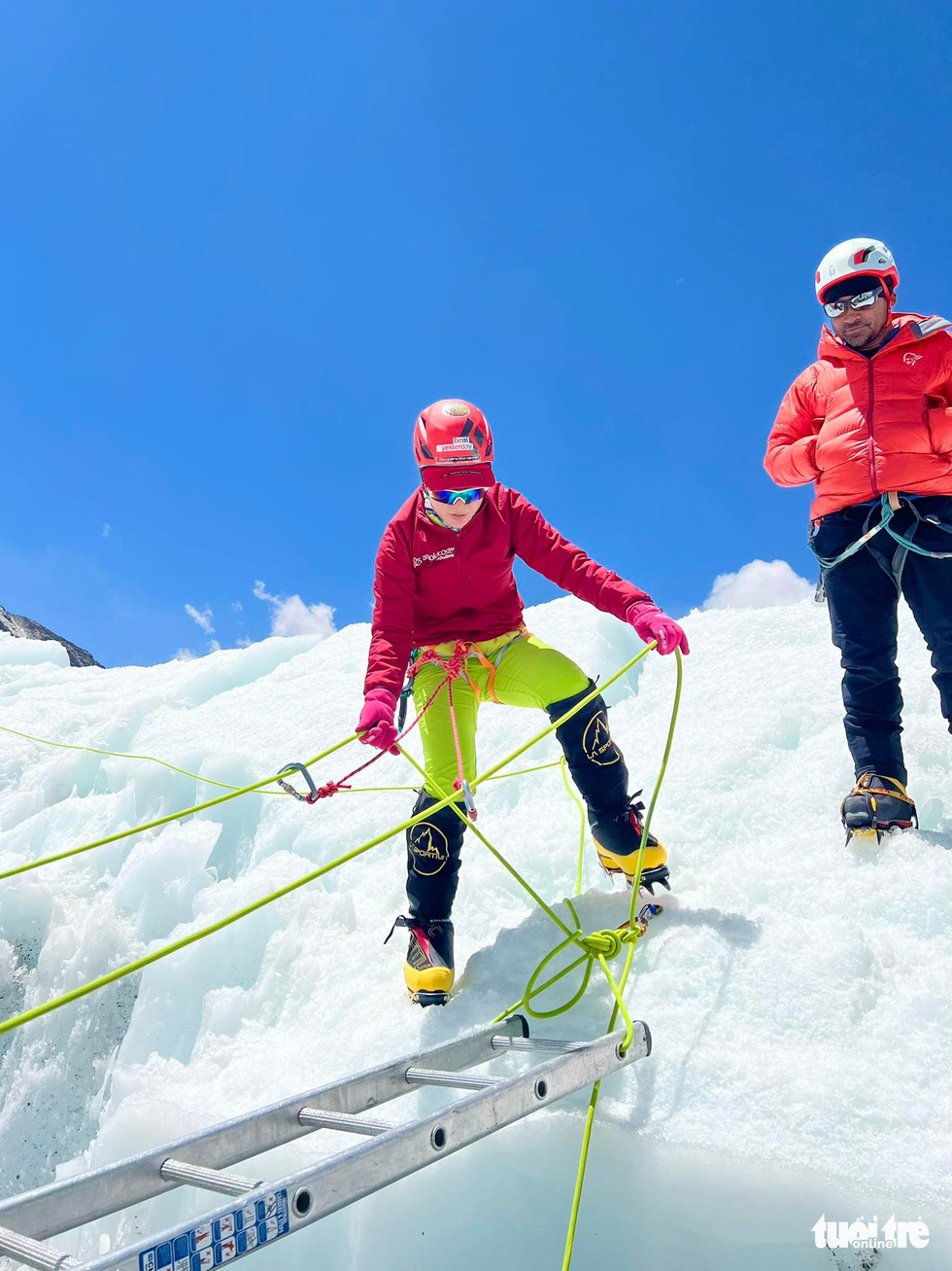 Cô gái Việt Nam chinh phục nóc nhà thế giới: Tôi hạnh phúc khi lên đỉnh Everest - Ảnh 2.