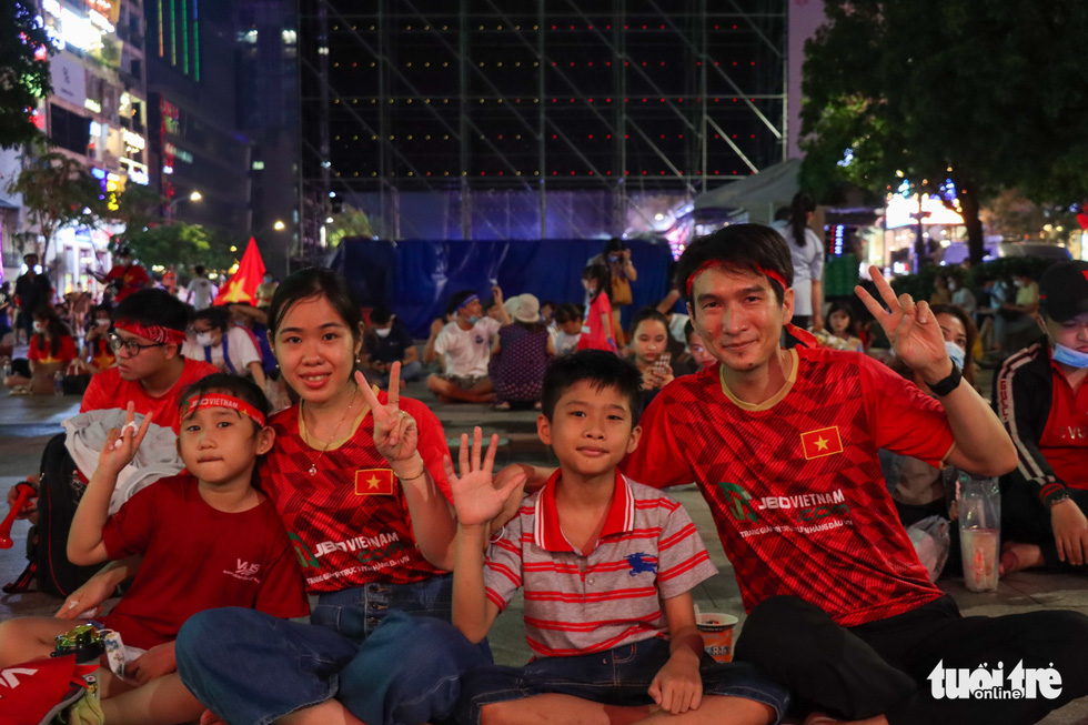 Người dân vui mừng cùng chiến thắng của U23 Việt Nam - Ảnh 10.