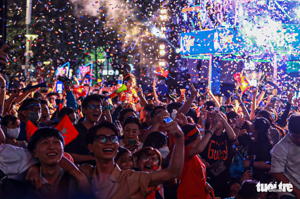 Người dân vui mừng cùng chiến thắng của U23 Việt Nam - Ảnh 14.