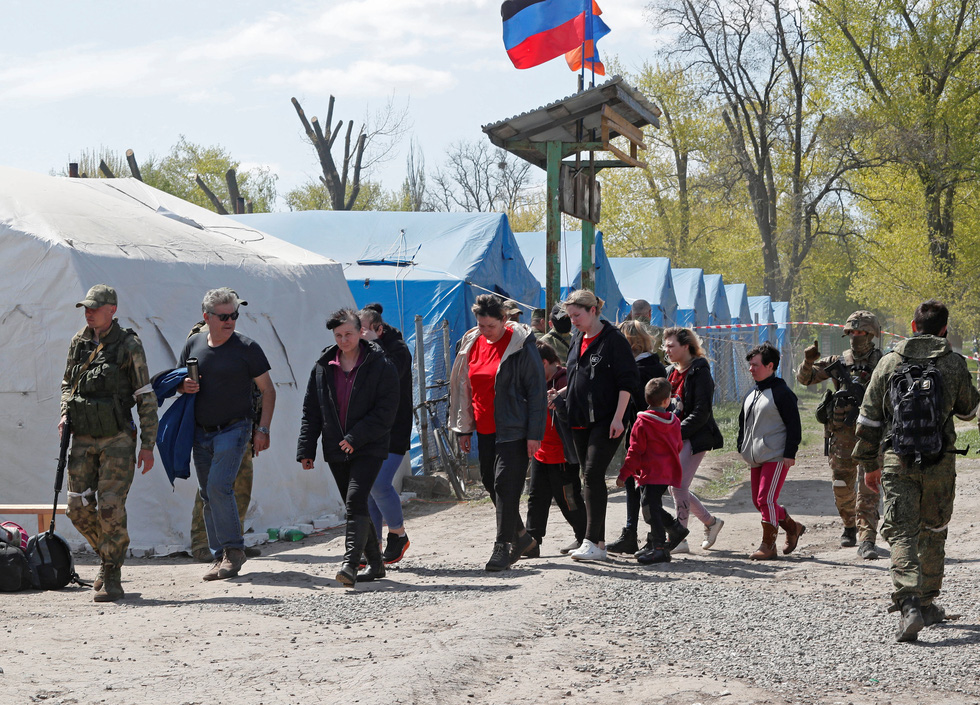 Civilians continue to be evacuated from the Azovstal stronghold - Photo 9.