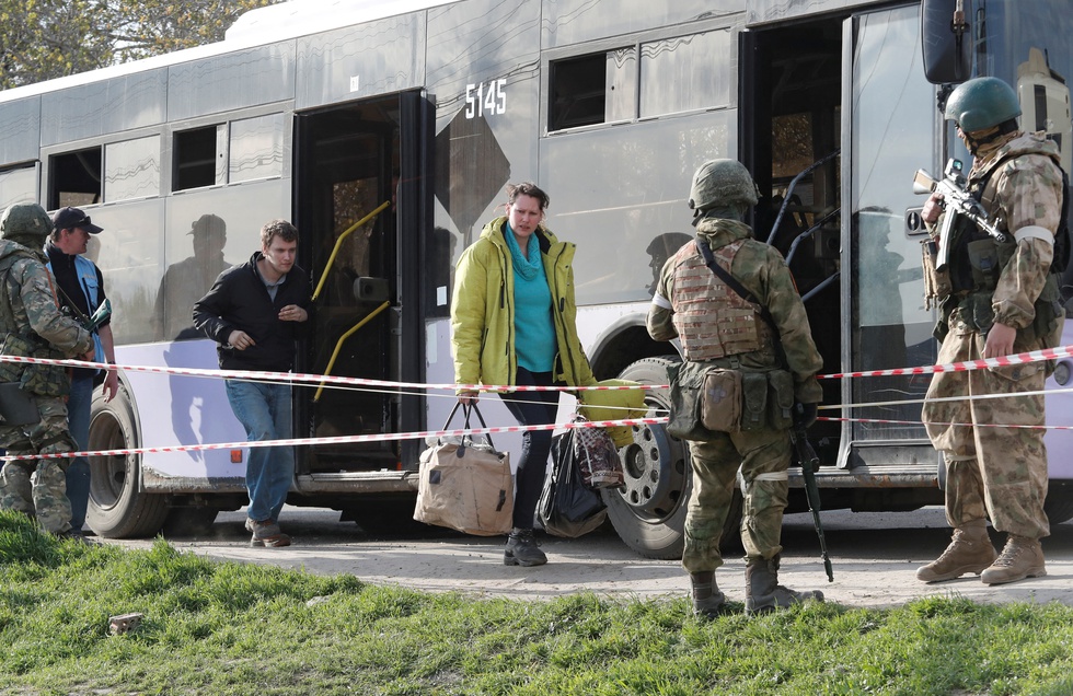 Civilians continue to be evacuated from the Azovstal stronghold - Photo 4.