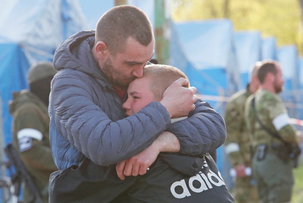 Civilians continue to be evacuated from the Azovstal stronghold - Photo 8.