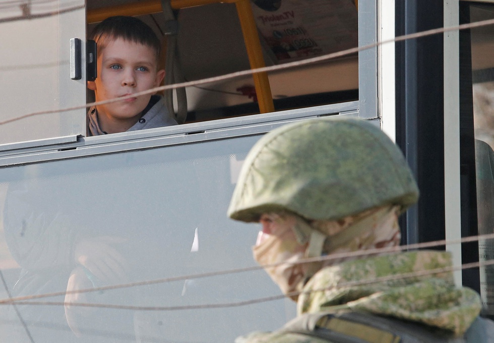 Civilians continue to be evacuated from Azovstal stronghold - Photo 7.