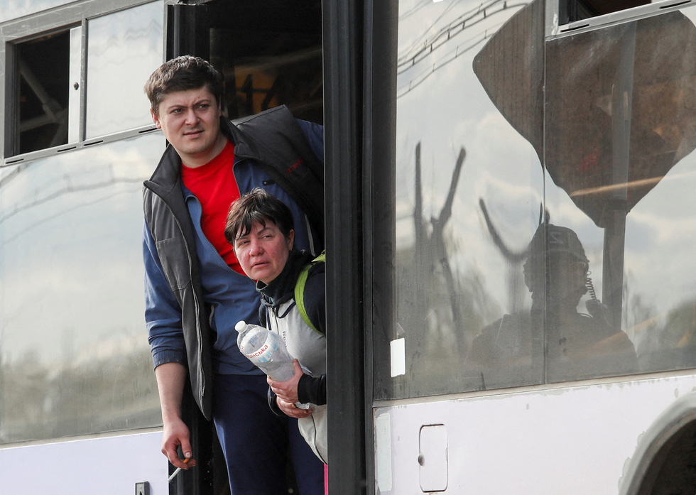Civilians continue to be evacuated from Azovstal stronghold - Photo 6.