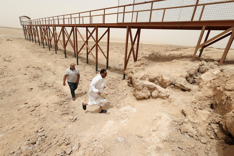 Climate change turns a 5 square kilometers lake in Iraq into a small pond - Photo 1.