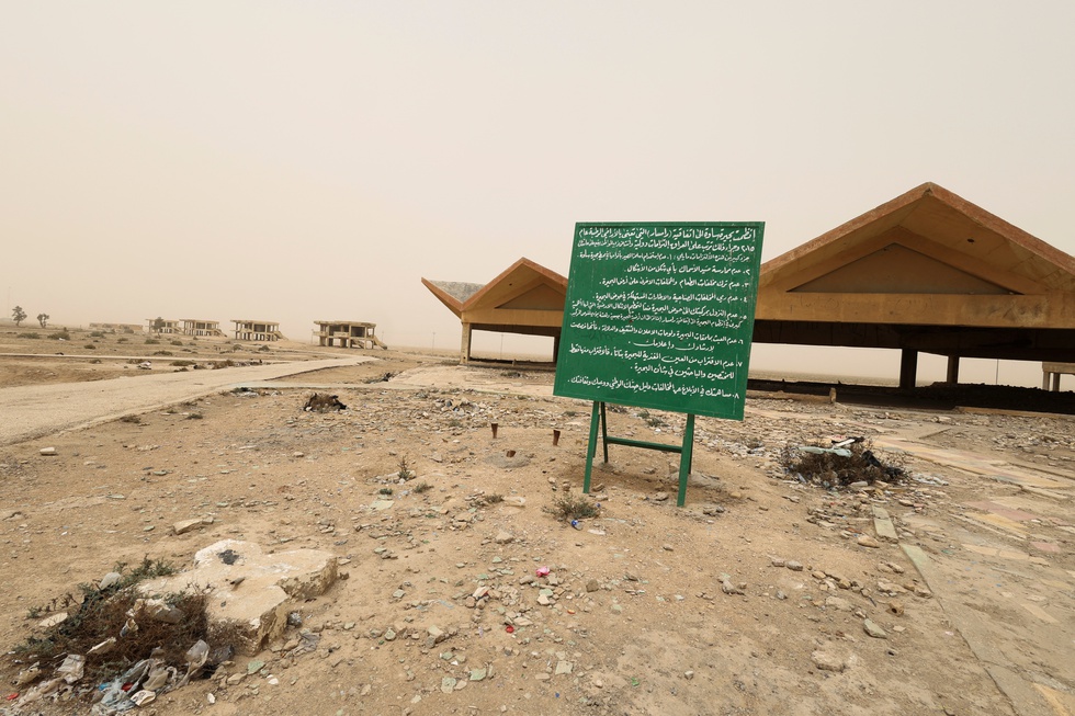 Climate change turns a 5 square km lake in Iraq into a small pond - Photo 2.