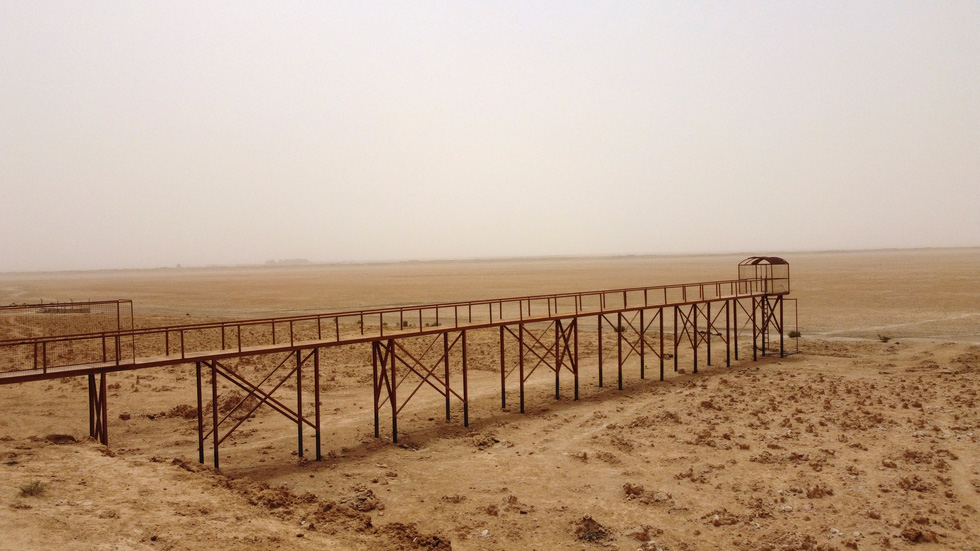 Climate change turns a 5 square kilometers lake in Iraq into a small pond - Photo 4.