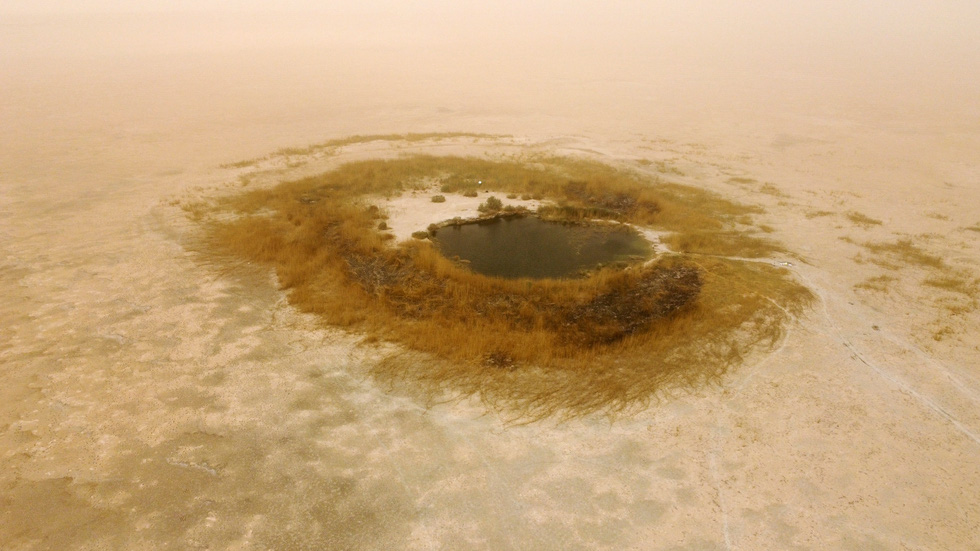 Climate change turns a 5 square km lake in Iraq into a small pond - Photo 5.