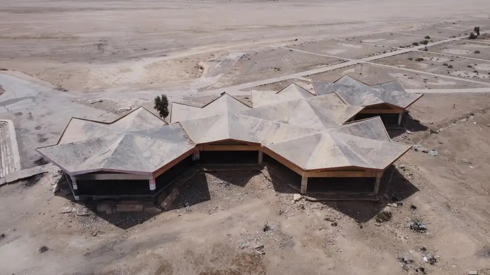 Climate change turns a 5 square km lake in Iraq into a small pond - Photo 6.