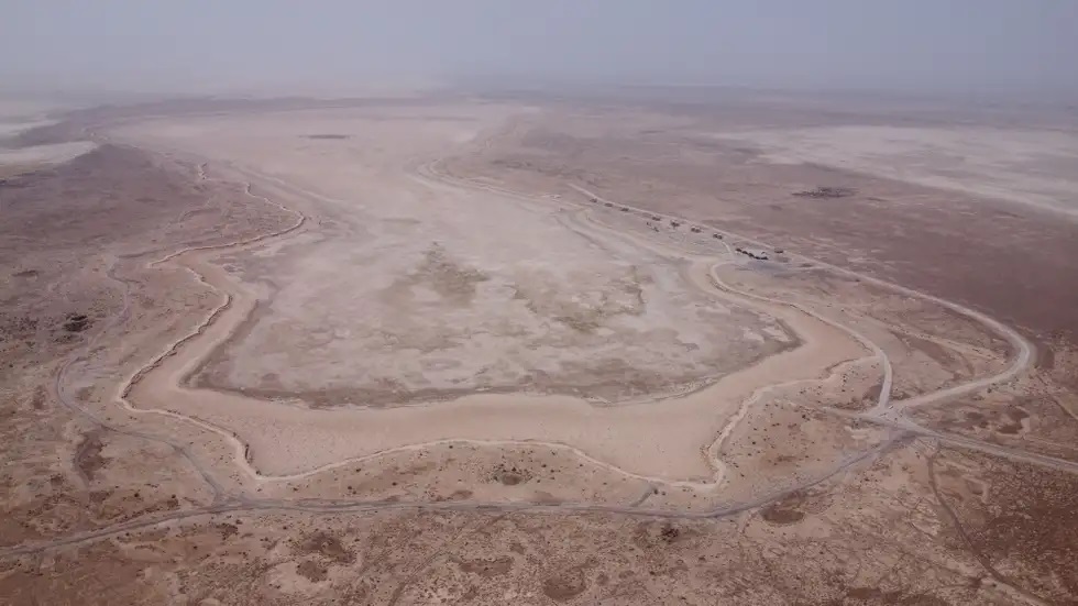 Climate change turns a 5 square km lake in Iraq into a small pond - Photo 7.