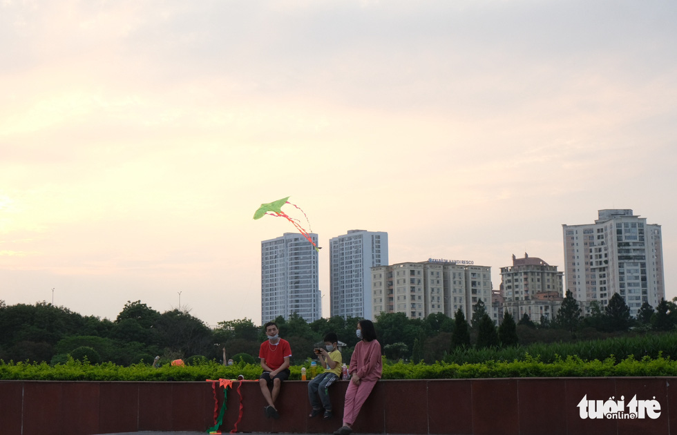 Catch the wind and fly a kite with your child in the park of the capital - Photo 4.