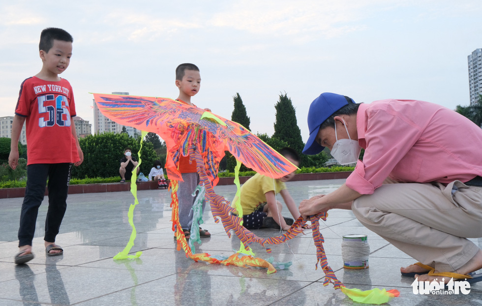 Catch the wind and fly a kite with your child in the park of the capital - Photo 2.