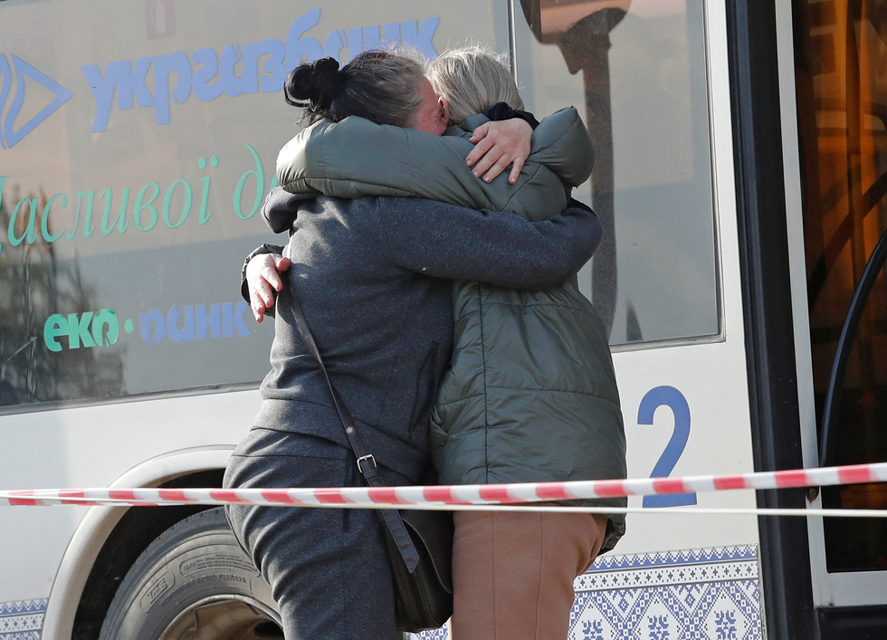 Civilians continue to be evacuated from the Azovstal stronghold - Photo 3.