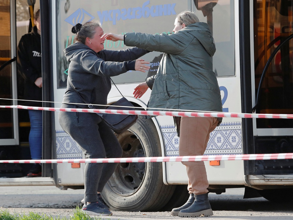 Civilians continue to be evacuated from the Azovstal stronghold - Photo 2.