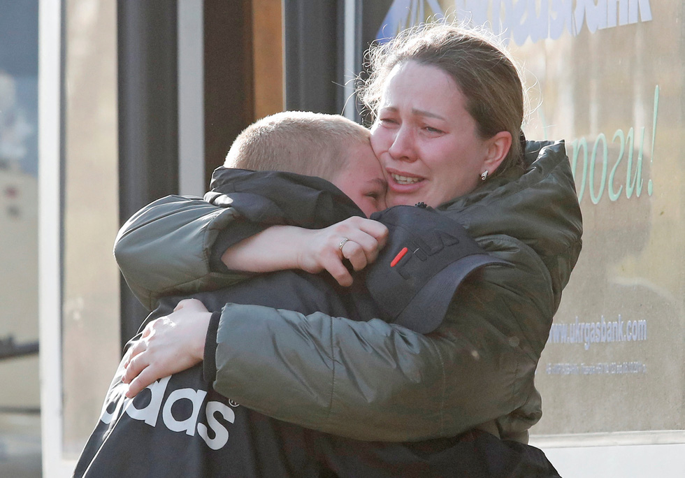 Civilians continue to be evacuated from the Azovstal stronghold - Photo 1.