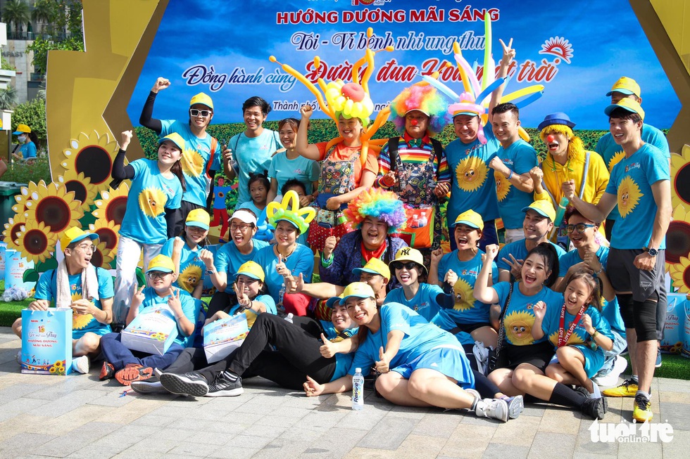 Nghệ sĩ cùng hàng trăm người tham gia giải chạy bộ Đường đua Hoa mặt trời - Ảnh 15. Nghệ sĩ cùng hàng trăm người tham gia giải chạy bộ Đường đua Hoa mặt trời - Ảnh 15.