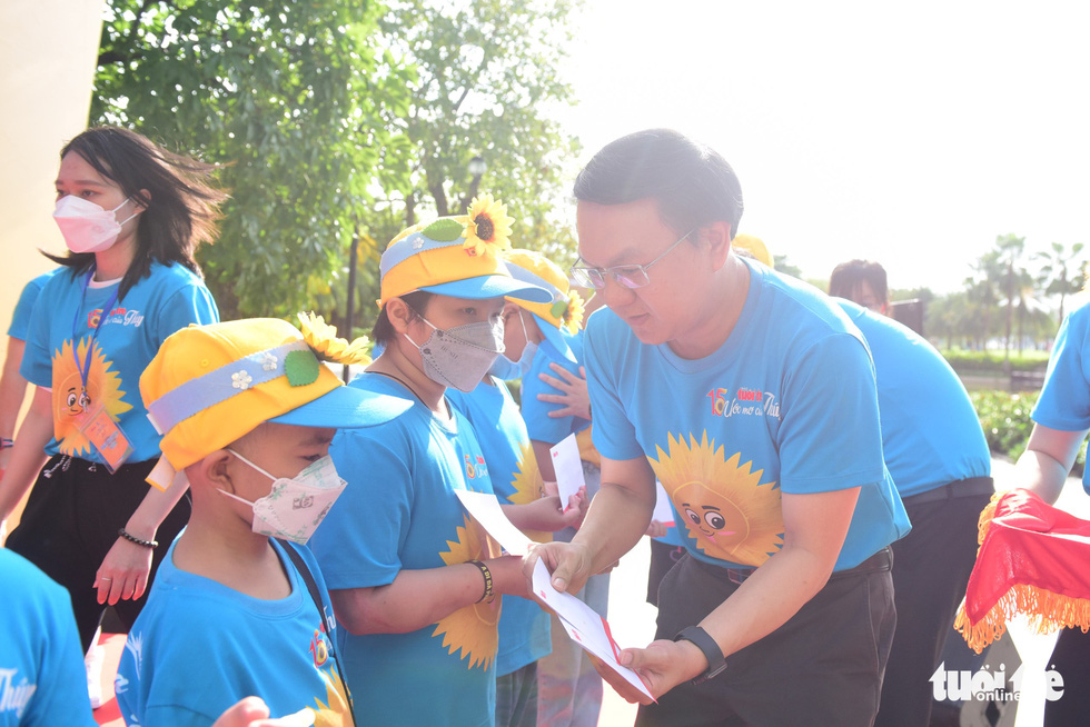 Nghệ sĩ cùng hàng trăm người tham gia giải chạy bộ Đường đua Hoa mặt trời - Ảnh 5.