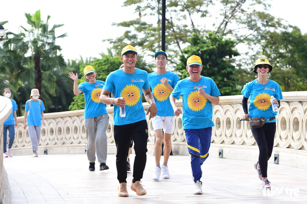 Nghệ sĩ cùng hàng trăm người tham gia lễ phát động giải chạy bộ Đường đua Hoa mặt trời - Ảnh 9.