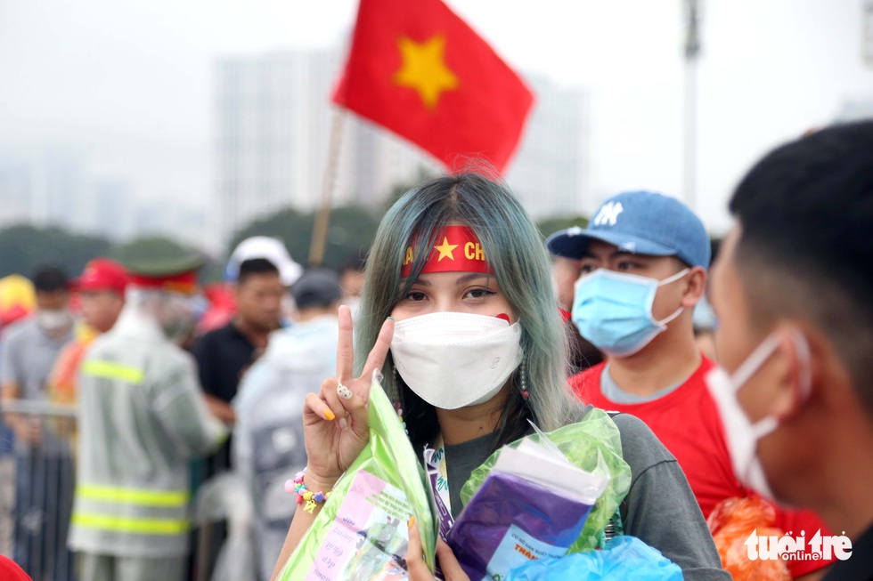 Người hâm mộ đội mưa đến Mỹ Đình ủng hộ U23 Việt Nam trước cả 4 tiếng - Ảnh 4. Người hâm mộ đội mưa đến Mỹ Đình ủng hộ U23 Việt Nam trước cả 4 tiếng - Ảnh 4.