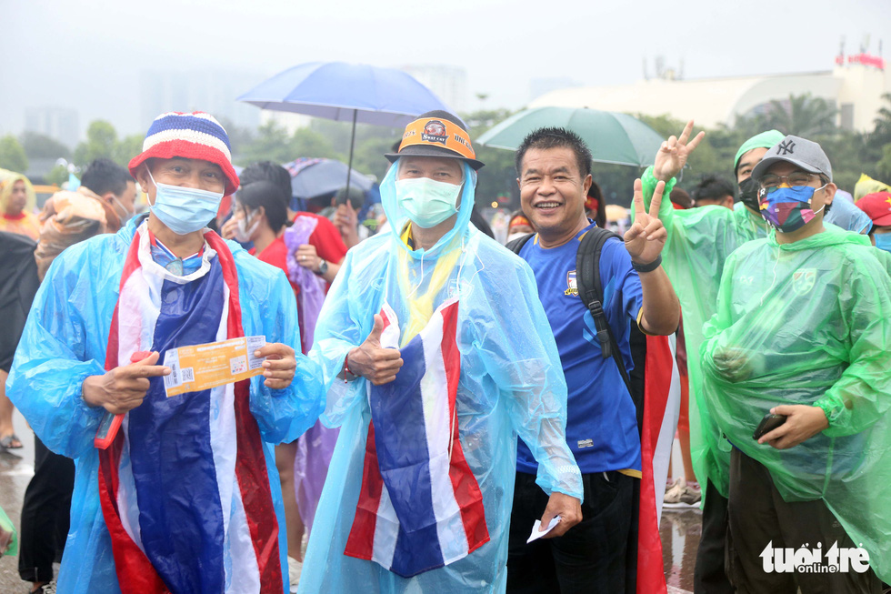 Người hâm mộ đội mưa đến Mỹ Đình ủng hộ U23 Việt Nam trước cả 4 tiếng - Ảnh 5.