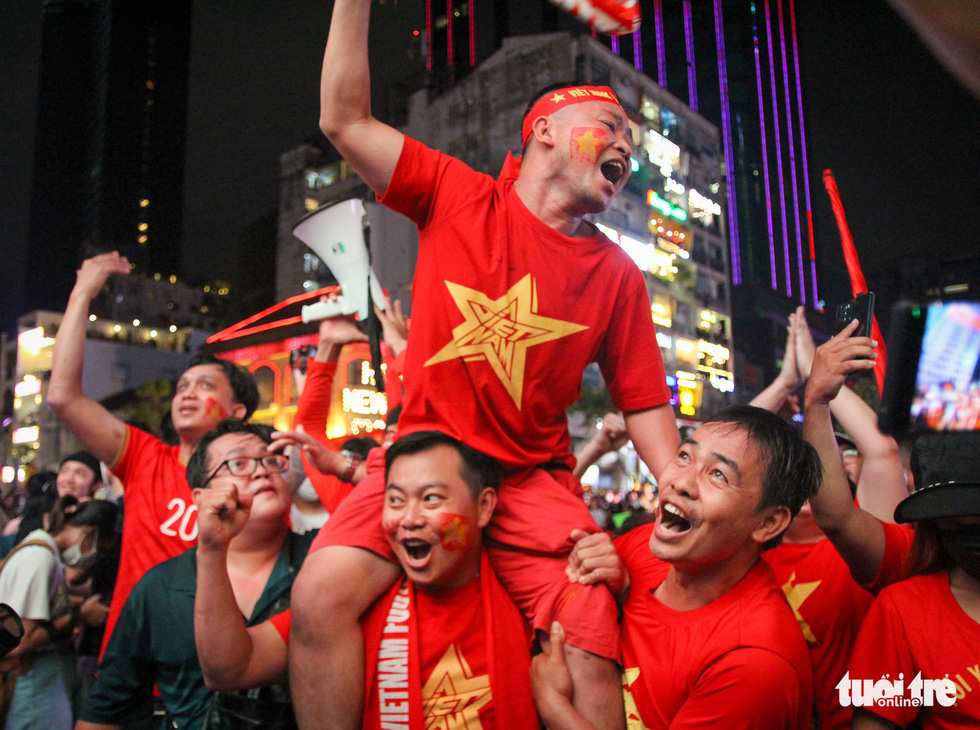 Cả nước tưng bừng mừng chiến thắng lộng lẫy của U23 Việt Nam - Ảnh 3.