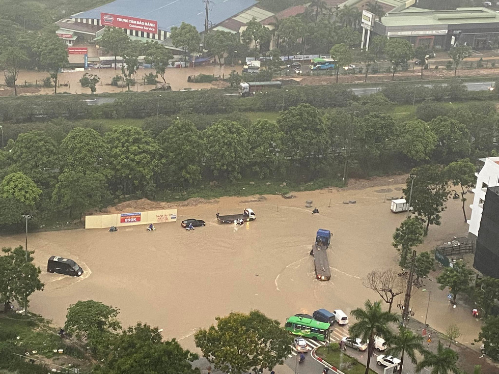 Hà Nội, Vĩnh Phúc ngập sâu, giao thông tê liệt sau cơn mưa lớn - Ảnh 3.