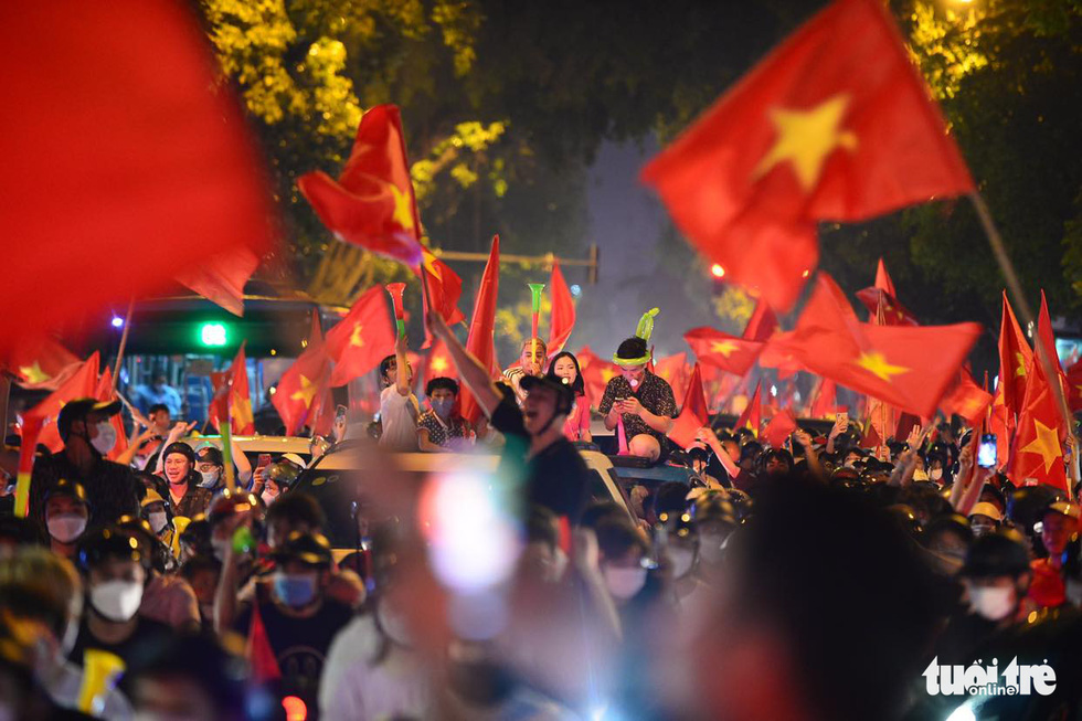 Cả nước tưng bừng mừng thắng lợi lung linh của U23 nước Việt Nam - Hình ảnh 13.