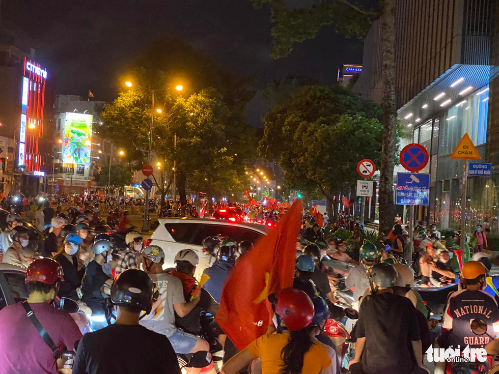 Cả nước tưng bừng mừng thắng lợi lung linh của U23 nước Việt Nam - Hình ảnh 37.