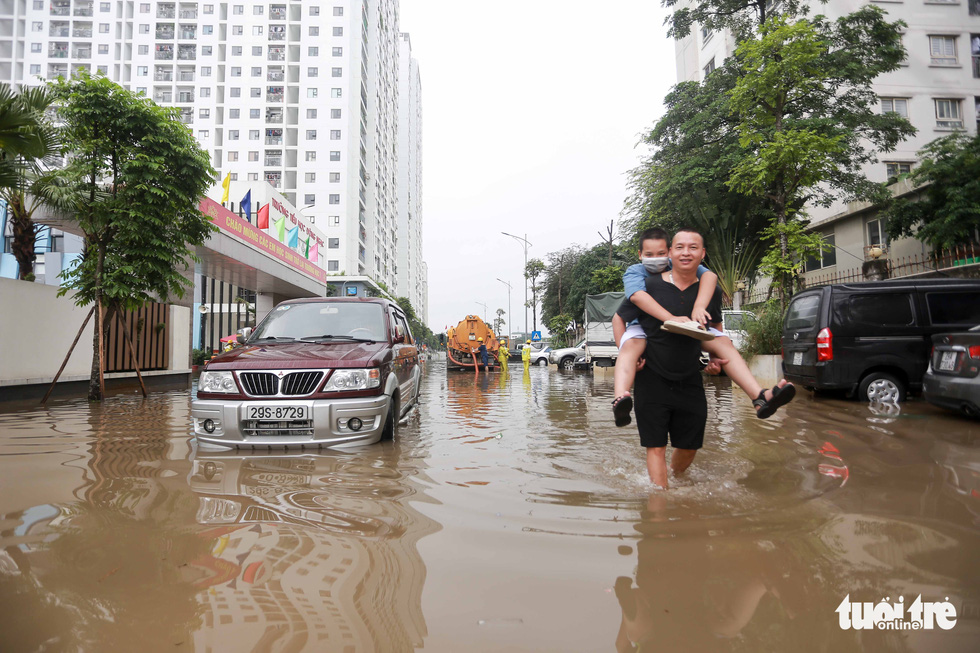 Học sinh Hà Nội bì bõm lội nước về nhà sau giờ tan học - Ảnh 2.
