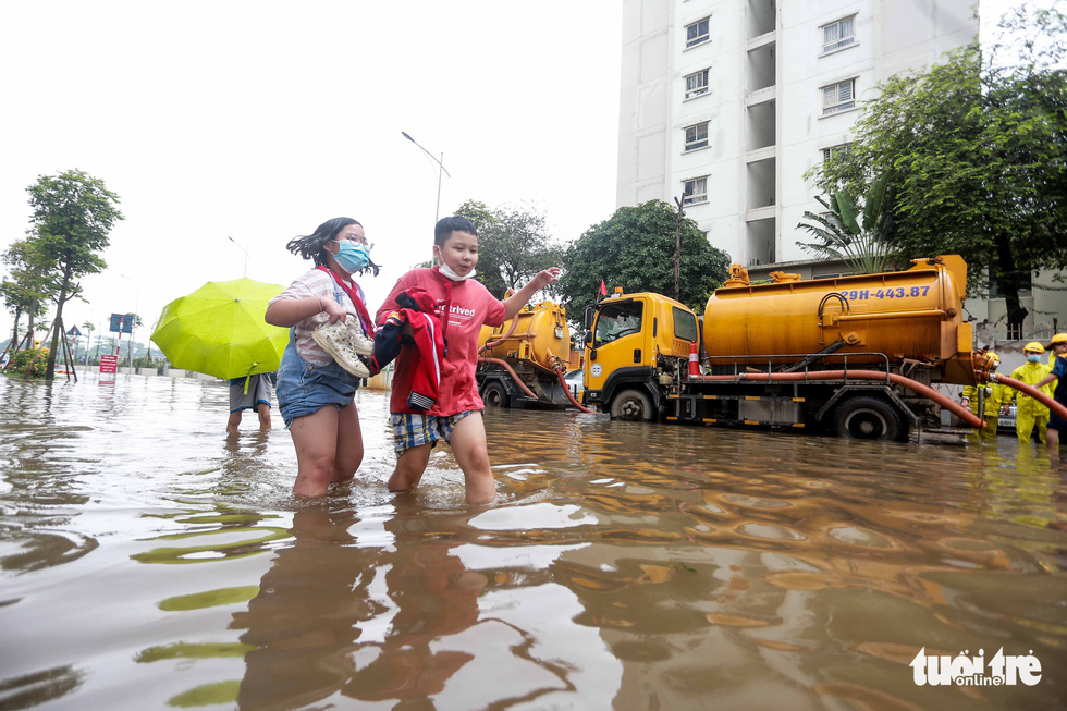 Học sinh Hà Nội bì bõm lội nước về nhà sau giờ tan học - Ảnh 4.