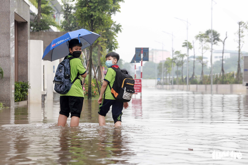 Học sinh Hà Nội bì bõm lội nước về nhà sau giờ tan học - Ảnh 5.