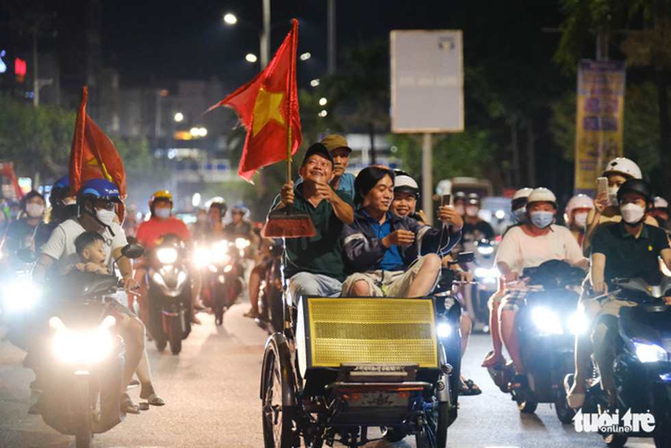 Cả nước tưng bừng mừng thắng lợi lung linh của U23 nước Việt Nam - Hình ảnh 16.