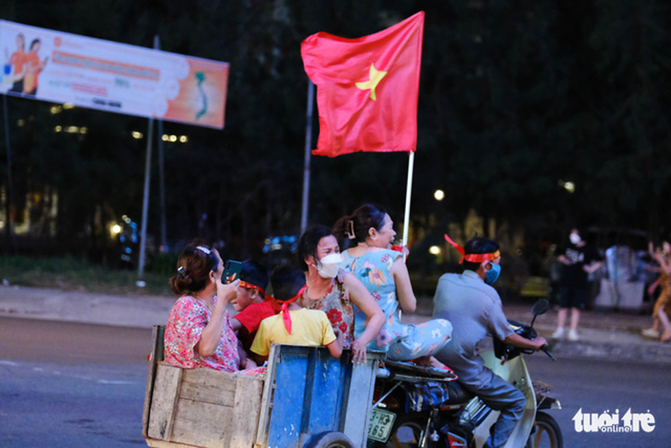 Cả nước tưng bừng mừng chiến thắng lộng lẫy của U23 Việt Nam - Ảnh 17.